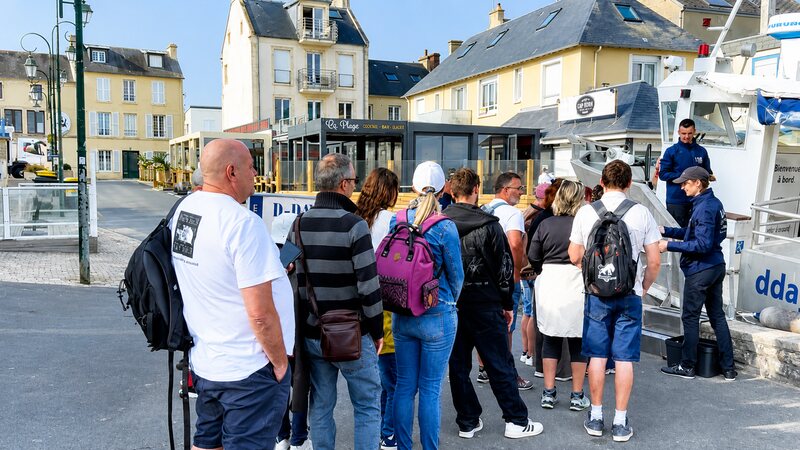 Passagers embarquant à bord de l’Archimède à côté du Musée du Débarquement à Arromanches-les-Bains.